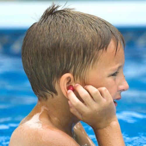 Hỏi đáp thể thao: Làm sao để nước không vào tai khi bơi?